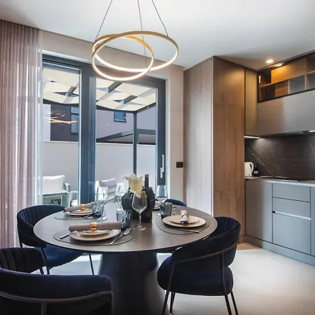 Seasons Luxury Apartment *